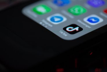 Teléfono celular con el ícono de la aplicación Tiktok en la pantalla